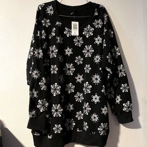 Torrid SIZE 3 Skull Snowflake Long Sleeve